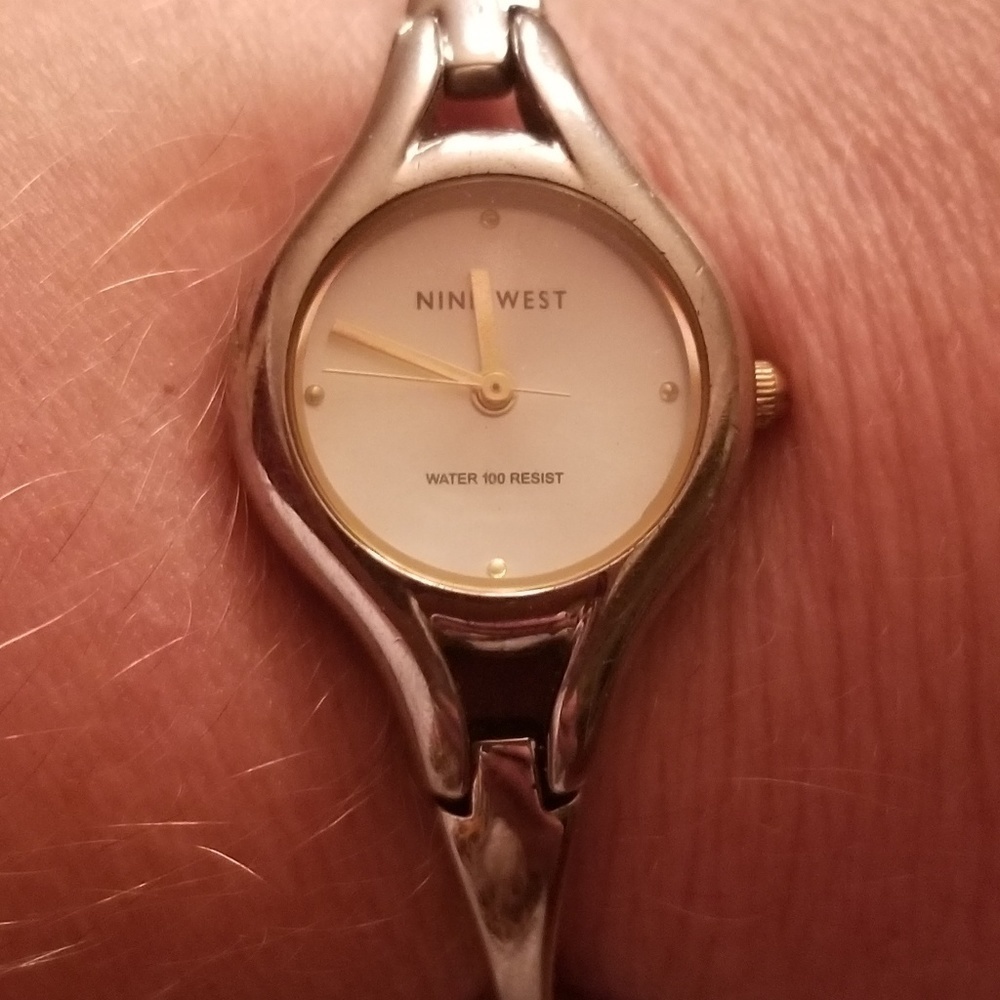 VINTAGE NINE WEST SILVER WATER PROOF LADIES WATCH - Picture 7 of 14